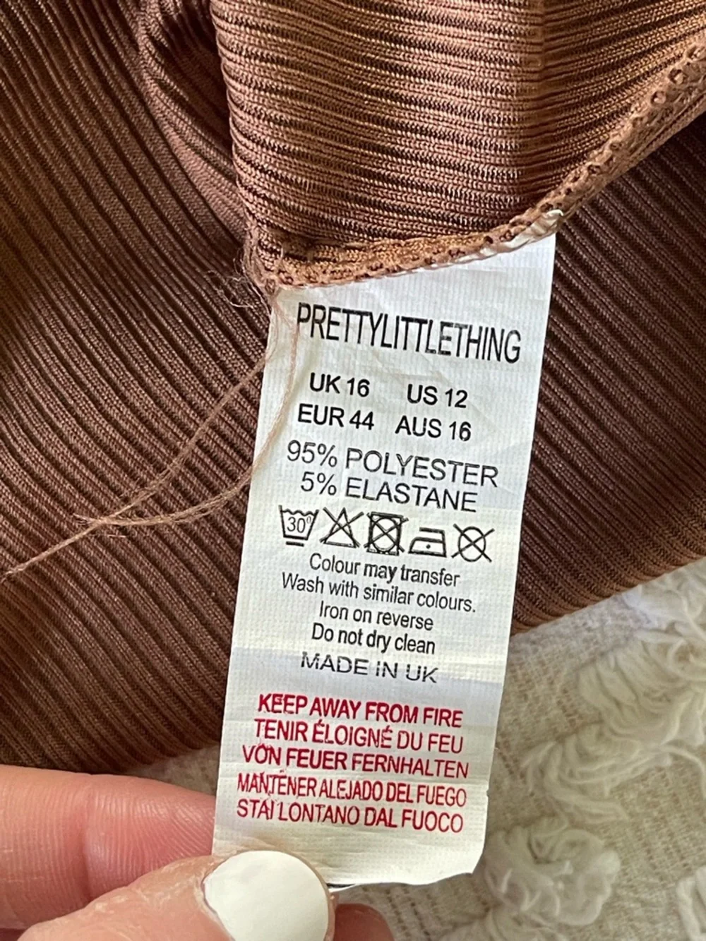 PrettyLittleThing Ribbed Cropped Top - Picture 4 of 6